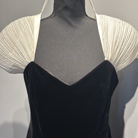 VTG Black Velvet Formal/Evening Gown sweetheart neck dramatic white sleeves sz14 - Picture 2 of 13